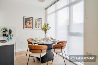 Spacious Apartment, Balcony, WiFi, Netflix, Free Parking by Rapid Returns - 2