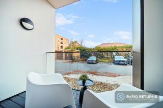 Spacious Apartment, Balcony, WiFi, Netflix, Free Parking by Rapid Returns - Hersham - 3