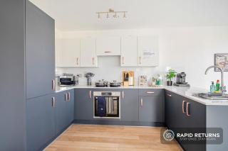 Spacious Apartment, Balcony, WiFi, Netflix, Free Parking by Rapid Returns - 6