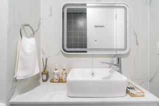 Luxurious studio with cosy balcony, close to the airport and malls - 4