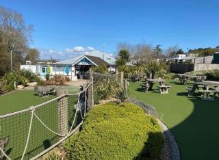 Whitecliff bay Bembridge, 3 x bedrooms, Cosy Caulkers Rest 10, Main side of the resort by the beach, pools & entertainment - 4