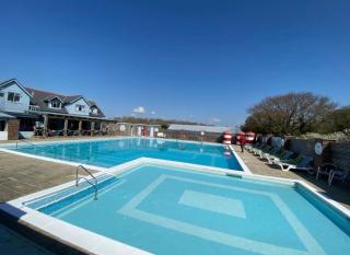 Whitecliff bay Bembridge, 3 x bedrooms, Cosy Caulkers Rest 10, Main side of the resort by the beach, pools & entertainment - 6
