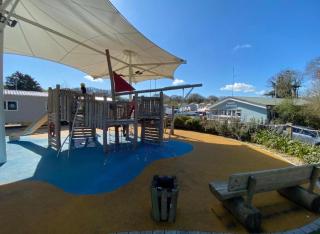 Whitecliff bay Bembridge, 3 x bedrooms, Cosy Caulkers Rest 10, Main side of the resort by the beach, pools & entertainment - 8