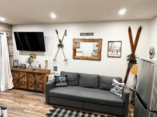 B103 Stylish Loon Mountain Studio Condo with Pool and Hot Tub - 8