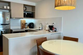 Modern 1BR, High-Speed WiFi, Shopping del Sol - 5