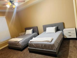 4 Bedrooms Luxurious Baths Open Living - 0