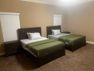 4 Bedrooms Luxurious Baths Open Living - 9