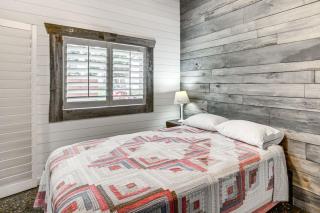 Cozy Cabin on Big Pine Lake with Dock and Fire Pit - 3