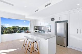 3BR 3BATH Resort Apt, 2 pools, Gym, 2 Car Pk, Stunning VIews - 8