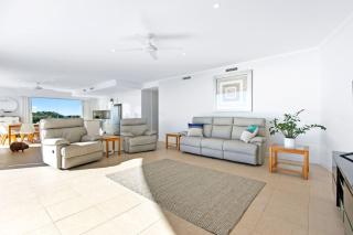 3BR 3BATH Resort Apt, 2 pools, Gym, 2 Car Pk, Stunning VIews - 4