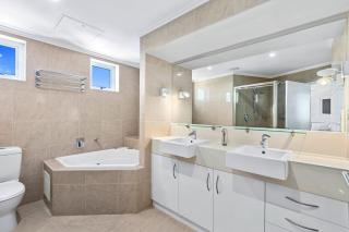 3BR 3BATH Resort Apt, 2 pools, Gym, 2 Car Pk, Stunning VIews - 1