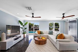 Waterfront Oasis Private Pool Pool Table - 4