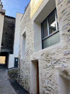 Le Vieux Bourg Apartment 5, Spacious 1 bed Apartment, Bourg Centre - 4