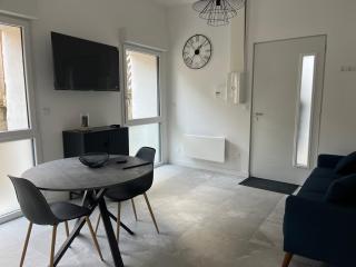 Le Vieux Bourg Apartment 5, Spacious 1 bed Apartment, Bourg Centre - 3