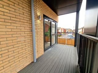 Stylist Nicely Furnished 2BR Apartment in London RM33 - 3