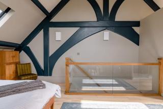Loft apartment in converted Cotswold church - 5