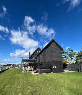 Black Swan- Beachfront Home with Year-Round Jacuzzi - 4