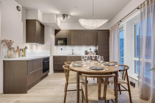 Arctic Lux Suite With Sea & Mountain View - 6