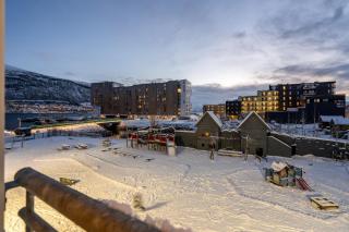 Arctic Lux Suite With Sea & Mountain View - 9