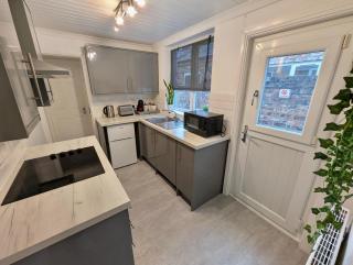 King bed Free parking Walk to c-centre & Hospital - 1