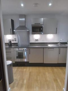 Luxury 2 Bedroom Apartment with Balcony in W9 - 4