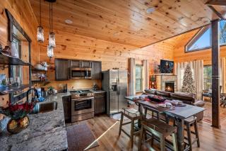 Luxury Couples Retreat- Hot Tub-Fireplace- Fire Pit- BBQ - 3