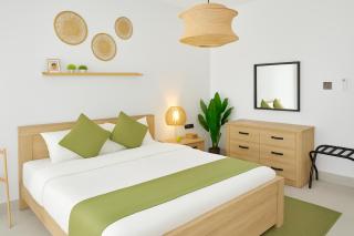 Stylish 1BR near Airport 65 inch Smart TV Smart Lock Free Parking - 8