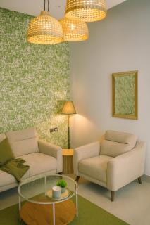 Stylish 1BR near Airport 65 inch Smart TV Smart Lock Free Parking - 7