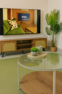 Stylish 1BR near Airport 65 inch Smart TV Smart Lock Free Parking - Riad - 4