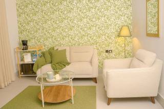 Stylish 1BR near Airport 65 inch Smart TV Smart Lock Free Parking - 5