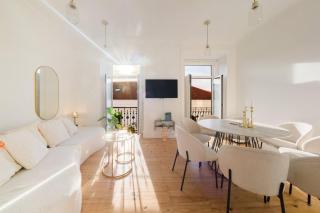 Central Apt Cruise Views, Sleeps 8 & Outdoor Area - 1