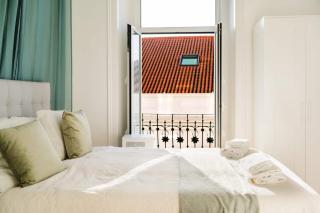 Central Apt Cruise Views, Sleeps 8 & Outdoor Area - 3