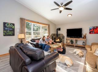 Cozy Pine Cabin Pool Access - 8