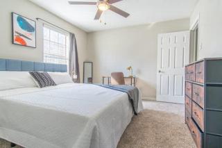 Boulevard Stays Serene 1BR King Suite with Pool Gym & Free Parking 01 - 8