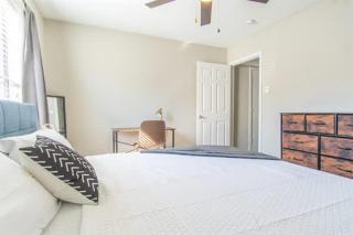 Boulevard Stays Serene 1BR King Suite with Pool Gym & Free Parking 01 - 2