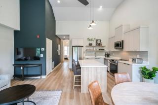 2 Bdrm Brand New Luxe Niagara Apt - up to 6ppl - 8