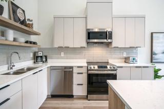 2 Bdrm Brand New Luxe Niagara Apt - up to 6ppl - 5