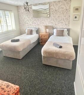 Haven lovely home just off M20 in great area & parking - 4