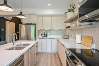 2 Brdm Modern Brand New Niagara Apt up to 6 ppl - 6