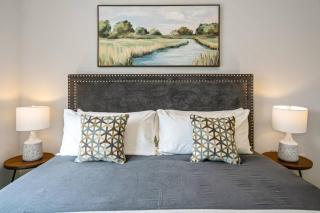 2 Brdm Modern Brand New Niagara Apt up to 6 ppl - 3