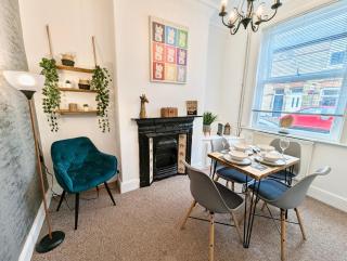 The Heritage Hideaway - King bed, Free parking, Walk to c-centre & Hospital - 7