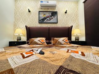 Peaceful Stay with WiFi Smart TV - Lahore - 6
