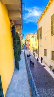 Residenza Santa Anastasia Yellow Balcony and lift in Piazza Erbe - 1