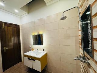 Modern Room with Fast WiFi Parking - 7