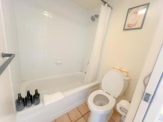 Waikiki Banyan 2111A condo - 5