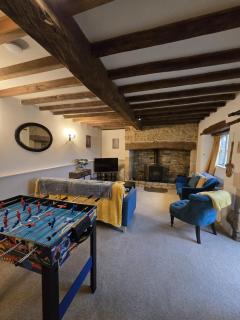 Traditional Cotswold escape with garden and fireplace - 9