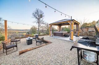 Hilltop Luxury Yosemite Retreat with Spa, Pool, Views - 9