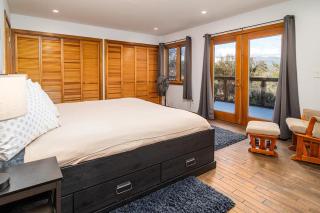 Hilltop Luxury Yosemite Retreat with Spa, Pool, Views - 4