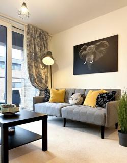 Station 5 Minutes, Top Floor Apt, King Bed , City Views - 0