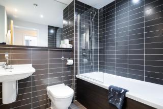 Luxury 2Bed Spacious Apartment- City Centre- Free Parking - 4